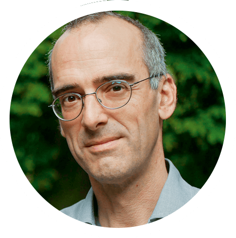 Portraitfoto von Prof. Nicolas Rüsch, Psychiater. Er hat kurzes graues Haar, trägt ein graues Hemd und eine Brille.