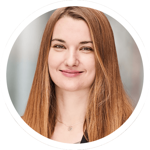 Porträt von Katrin Klubert. Sie lächelt und hat lange, rötliche Haare.