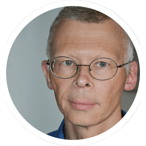 Portrait von Dr. Markus Kohn. Er hat einen neutralen Gesichtsausdruck und trägt eine runde Brille.