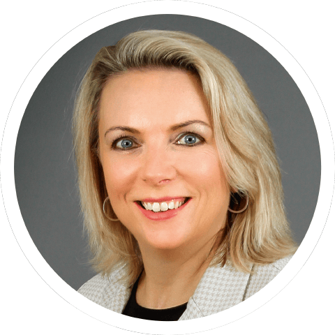Portraitfoto einer Frau mit blonden Haaren. Sie lächelt freundlich.