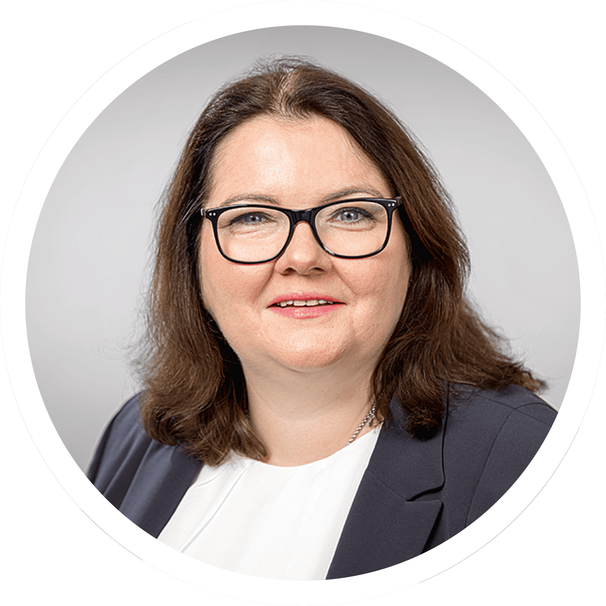 Portrait von Janine Bierwirth. Sie hat dunkles Haar und trägt eine Brille.