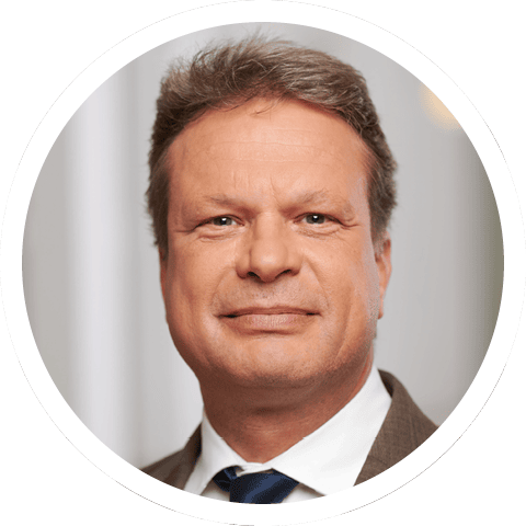 Porträt von Fred Zagrodnik von der DGUV. Er lächelt und hat kurze, braune Haare.