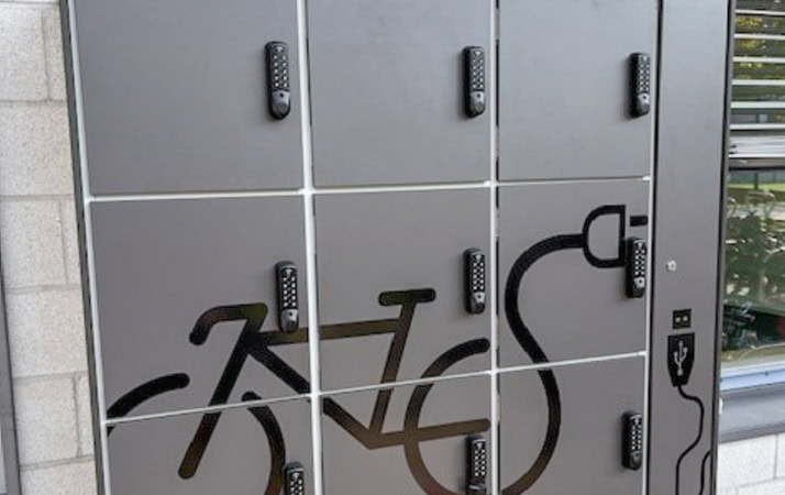 Nachhaltig mobil: ein Ladeschrank für Pedelec-Akkus.