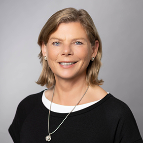 Porträt von Dr. Sabine Gregersen. Sie hat blonde, schulterlange Haare und lächelt in die Kamera.