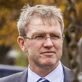 Wolfgang Wüllhorst ist bei der BSR für die Erneuerung des Fuhrparks verantwortlich. Er trägt eine Brille und Anzug mit Krawatte.