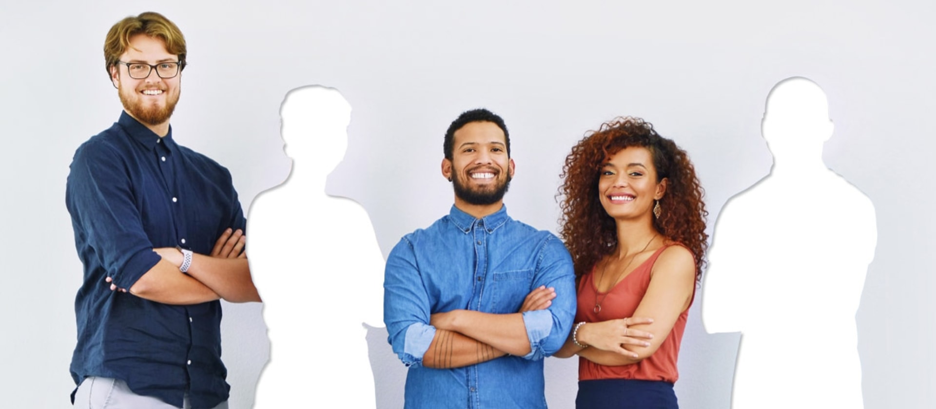 Gruppenfoto von fünf Beschäftigten. Zwei von drei Personen sind als weiße Fläche dargestellt - sie fehlen.