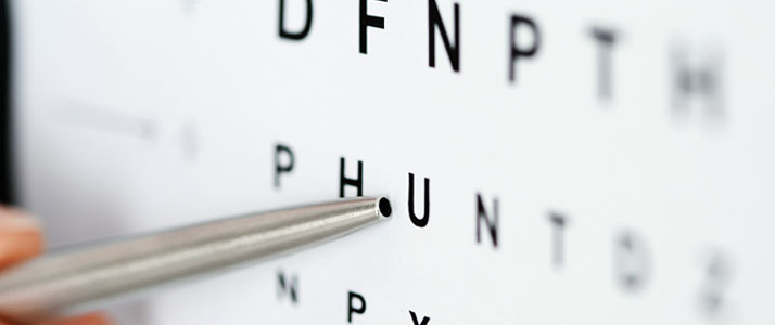 Abbildung eines Sehtests, den man normalerweise beim Augenarzt oder Optiker macht. Ein Zeigeobjekt deutet auf einen Buchstaben.