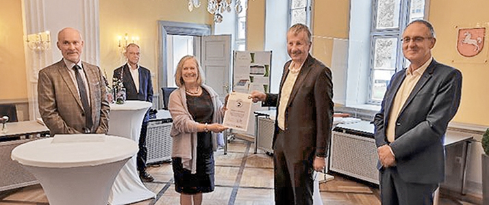 Bettina Niemuth, Direktorin des Amtsgerichts Wolfenbüttel, nimmt die Auszeichnung „Zukunftsfähige Arbeitskultur“ von Lutz Stratmann, Geschäftsführer der Demografieagentur für die Wirtschaft GmbH, entgegen.