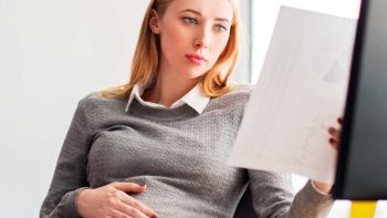 Schwangere dürfen täglich nicht mehr als 8,5 Stunden arbeiten. Stressfaktoren wie Zeitdruck und körperliche Belastungen sollen sie vermeiden.