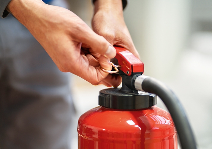 Brandschutzbeauftragte wissen einen Feuerlöscher richtig zu bedienen und können andere Beschäftigte darin schulen.
