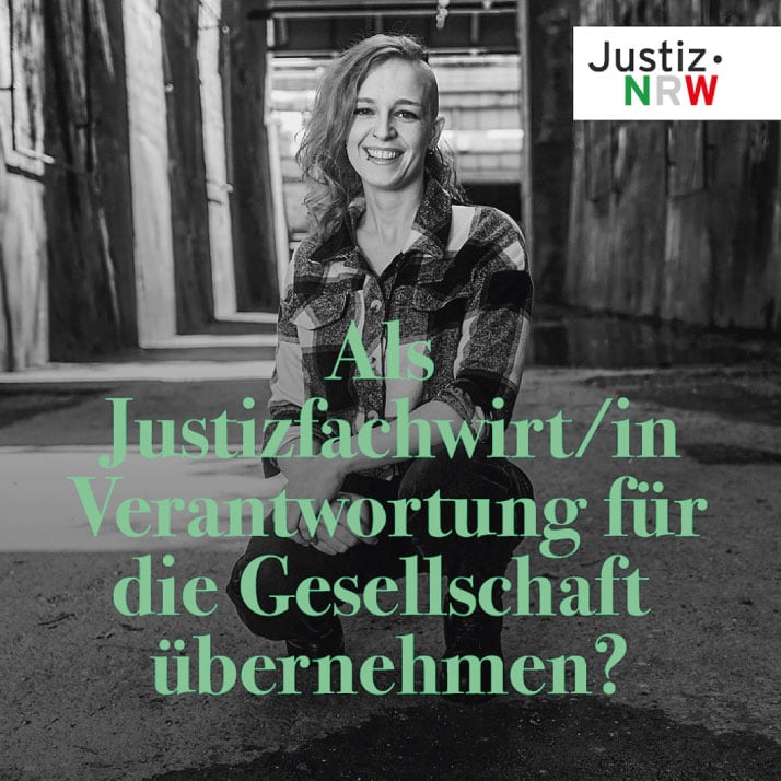 Kampagnen-Motiv des Justizministeriums NRW. Das Schwarzweißfoto zeigt eine lächelnde Frau. Sie hockt hinter einem grünen Schriftzug, der an Nachwuchsjustizfachwirte appelliert.