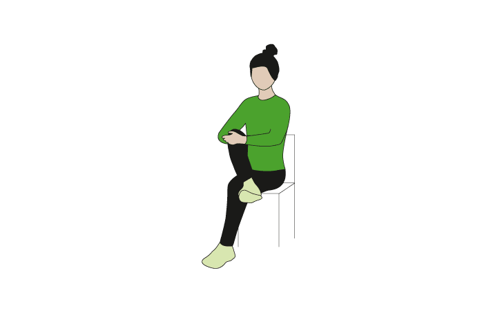 Grafik einer Person, die auf einem Stuhl sitzt und das eine Bein so über das andere legt, sodass der Knöchel das Knie berührt.