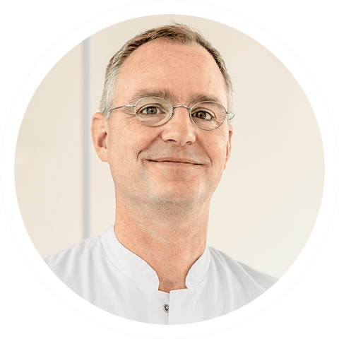 Ein Portrait von PD Dr. med. Tobias Lindner im weißen Kittel. Er ist Stellver tretender ärztlicher Leiter des Bereichs Notfall- und Akutmedizin am Charité Campus Virchow-Klinikum in Berlin.